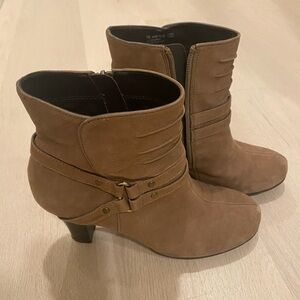 Aerosoles booties 7M camel